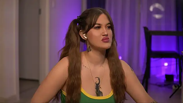 AryaDeluna online show from 11/17/25, 07:08