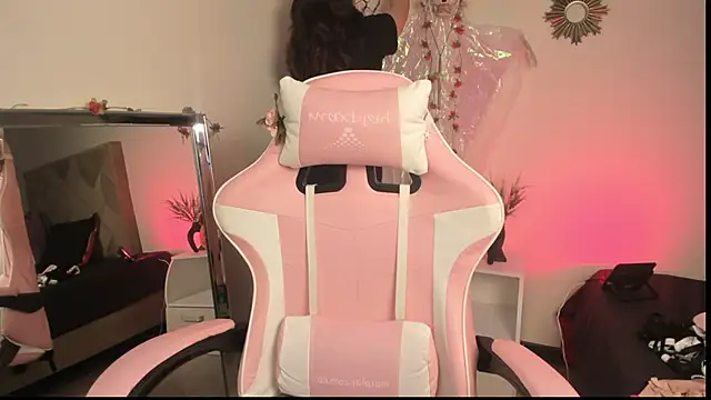 Snapshot of Paprika_ chatting on 10/15/25, 06:30 Paprika online show from 10/15/25, 06:30