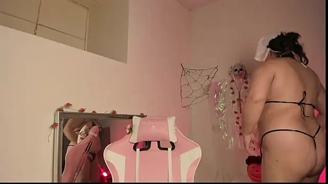 Snapshot of Paprika_ chatting on 10/17/25, 06:32 Paprika online show from 10/17/25, 06:32