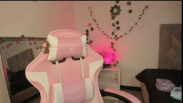 Snapshot of Paprika_ chatting on 11/23/25, 06:19 Paprika online show from 11/23/25, 06:19