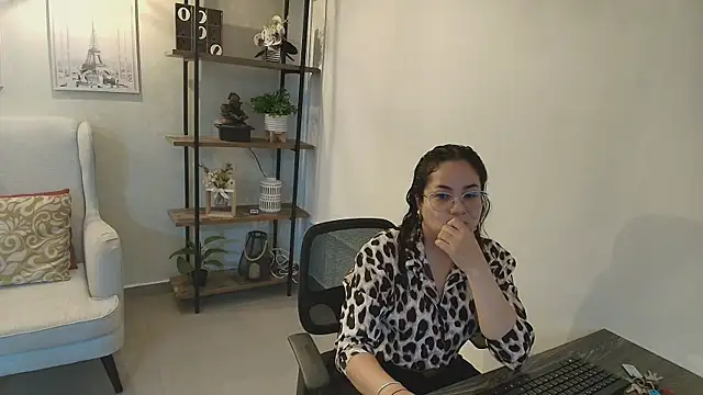 Snapshot of _Victoria_Collins chatting on 06/05/26, 11:05 Victoria Collins online show from 06/05/26, 11:05
