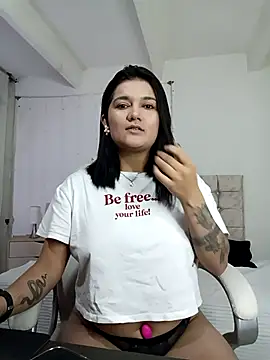 Snapshot of mia_traveluxe chatting on 10/29/25, 04:04 mia traveluxe online show from 10/29/25, 04:04