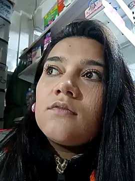 Snapshot of mia_traveluxe chatting on 12/05/25, 04:43 mia traveluxe online show from 12/05/25, 04:43