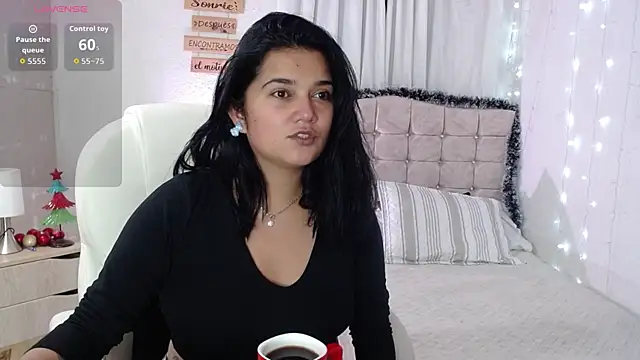 Snapshot of mia_traveluxe chatting on 12/19/25, 04:30 mia traveluxe online show from 12/19/25, 04:30