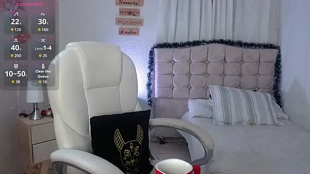 Snapshot of mia_traveluxe chatting on 12/21/25, 05:36 mia traveluxe online show from 12/21/25, 05:36