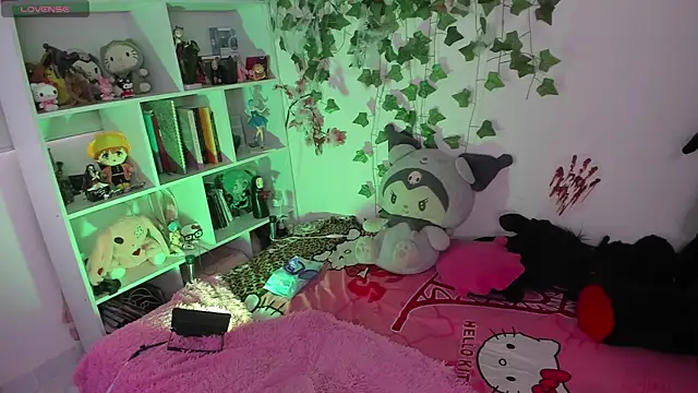 sarahminage  online show from 12/05/25, 04:58