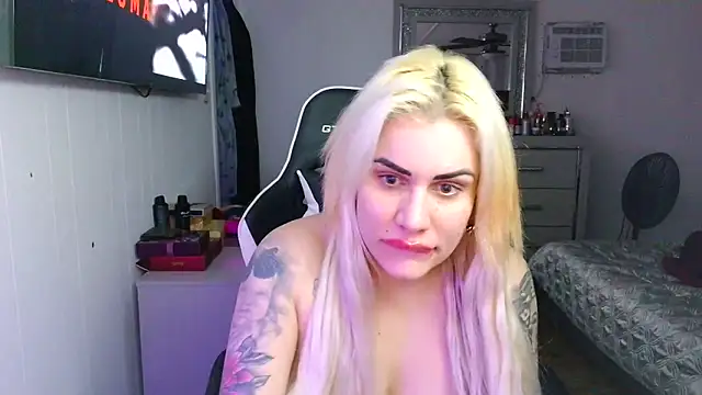 Snapshot of candycubanita chatting on 12/22/25, 08:11 candycubanita online show from 12/22/25, 08:11