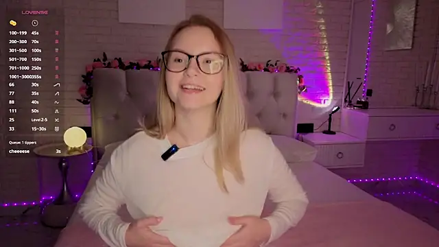 Snapshot of FlowersLover chatting on 10/14/25, 07:47 FlowersLover online show from 10/14/25, 07:47