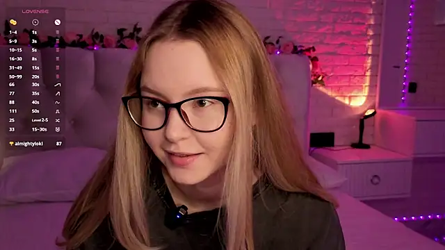 Snapshot of FlowersLover chatting on 11/09/25, 09:02 FlowersLover online show from 11/09/25, 09:02