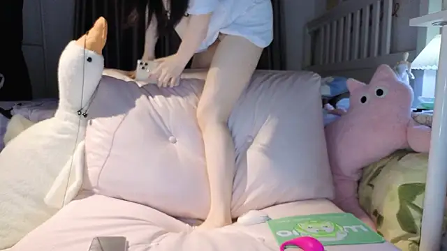 Snapshot of love-uiui chatting on 10/15/25, 04:29 love-uiui online show from 10/15/25, 04:29