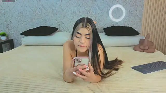 Snapshot of Antonella_west chatting on 12/15/25, 09:08 Antonella west online show from 12/15/25, 09:08