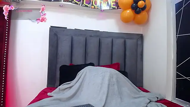 Snapshot of EmmaJhomson chatting on 10/08/25, 08:28 EmmaJhomson online show from 10/08/25, 08:28