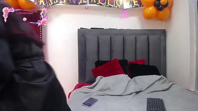 Snapshot of EmmaJhomson chatting on 10/10/25, 08:19 EmmaJhomson online show from 10/10/25, 08:19