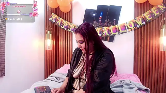 Snapshot of EmmaJhomson chatting on 10/12/25, 09:41 EmmaJhomson online show from 10/12/25, 09:41