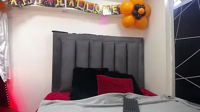 Snapshot of EmmaJhomson chatting on 10/13/25, 08:09 EmmaJhomson online show from 10/13/25, 08:09