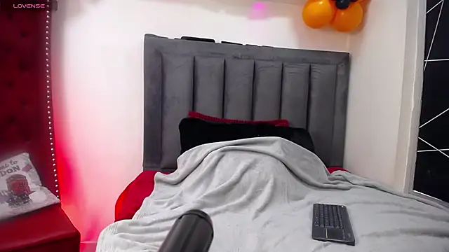 Snapshot of EmmaJhomson chatting on 10/14/25, 08:20 EmmaJhomson online show from 10/14/25, 08:20