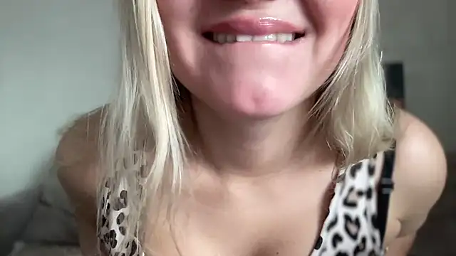 MonicaSweett online show from 10/16/25, 05:52
