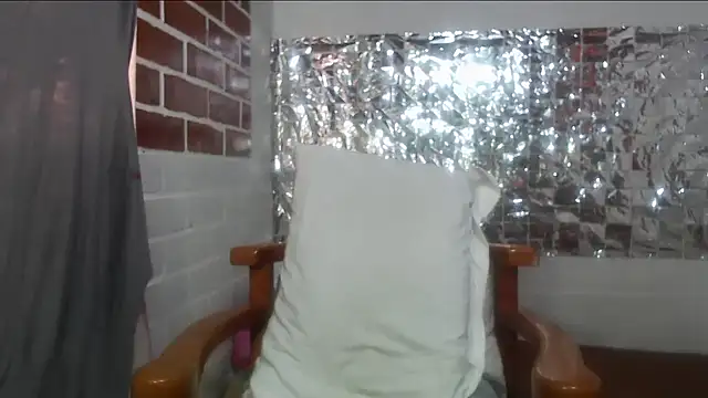 Snapshot of rose-crystal chatting on 10/22/25, 01:44 rose-crystal online show from 10/22/25, 01:44