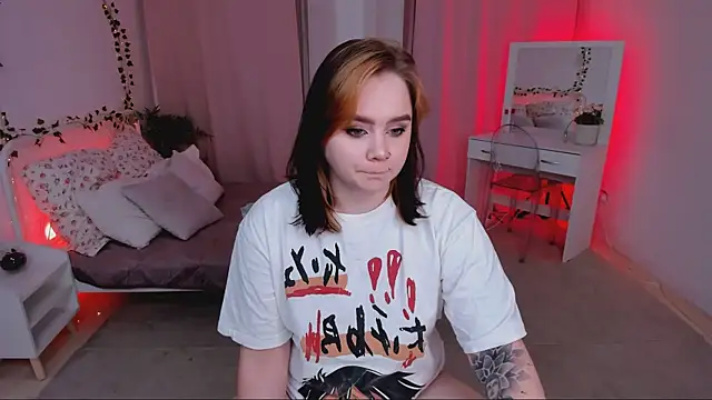 Snapshot of lunaalli chatting on 11/10/25, 04:17 lunaalli online show from 11/10/25, 04:17