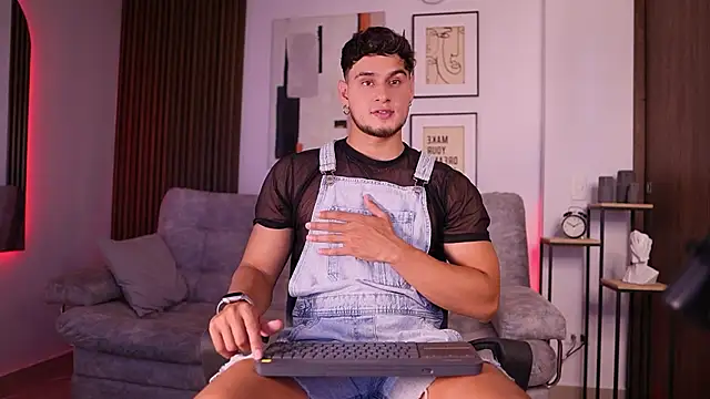 Snapshot of DaviesBrown chatting on 09/15/25, 09:04 DaviesBrown online show from 09/15/25, 09:04