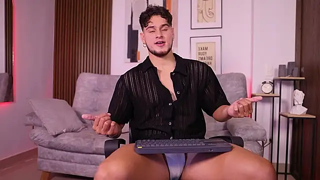 Snapshot of DaviesBrown chatting on 10/03/25, 09:01 DaviesBrown online show from 10/03/25, 09:01