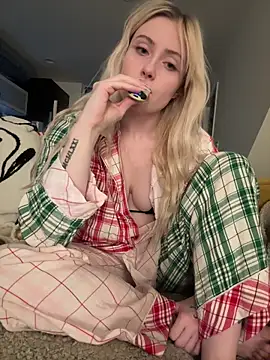 Snapshot of seeunexttuesday chatting on 12/19/25, 01:01 seeunexttuesday online show from 12/19/25, 01:01