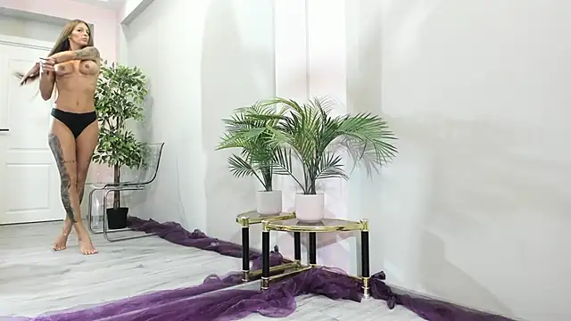 Snapshot of MayaHellen chatting on 12/14/25, 05:35 MayaHellen online show from 12/14/25, 05:35