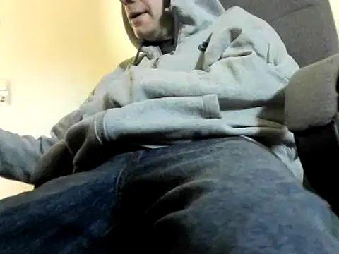 Snapshot of skateboy78 chatting on 02/04/25, 11:49 skateboy78 online show from 02/04/25, 11:49