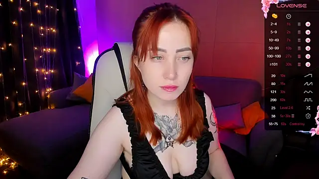 Snapshot of deboramoore chatting on 10/17/25, 02:26 deboramoore online show from 10/17/25, 02:26