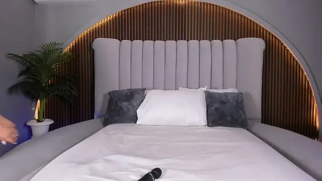 Snapshot of KatlynRous chatting on 11/29/25, 05:27 KatlynRous online show from 11/29/25, 05:27