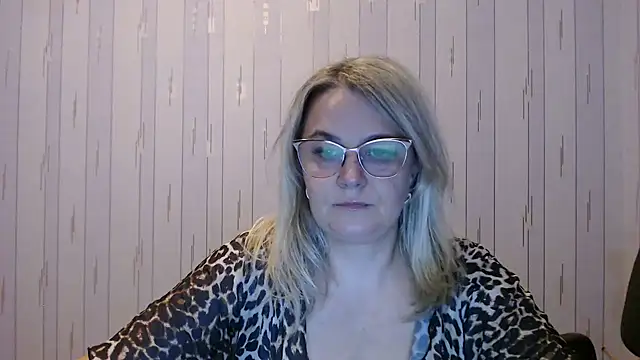 Snapshot of EleanoraDream chatting on 10/11/25, 01:53 EleanoraDream online show from 10/11/25, 01:53