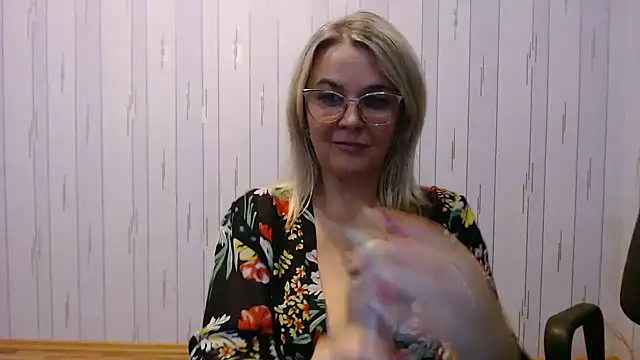 Snapshot of EleanoraDream chatting on 10/12/25, 03:00 EleanoraDream online show from 10/12/25, 03:00
