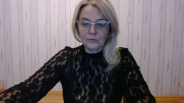 Snapshot of EleanoraDream chatting on 10/16/25, 01:34 EleanoraDream online show from 10/16/25, 01:34