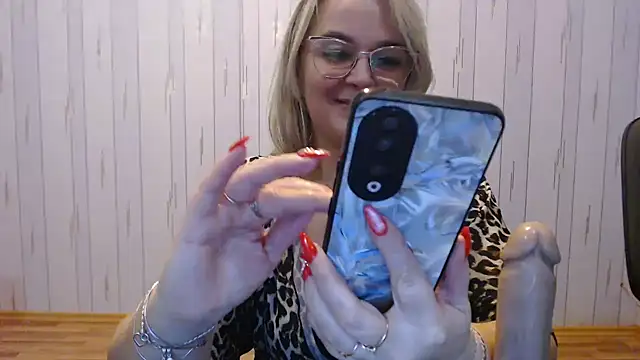 Snapshot of EleanoraDream chatting on 11/23/25, 07:24 EleanoraDream online show from 11/23/25, 07:24