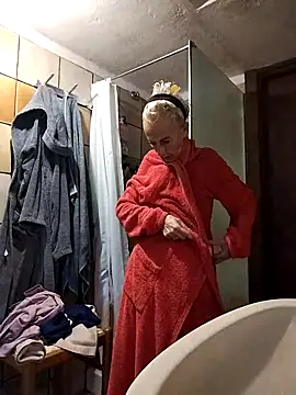 Snapshot of clarabell4 chatting on 10/22/25, 05:41 clarabell4 online show from 10/22/25, 05:41