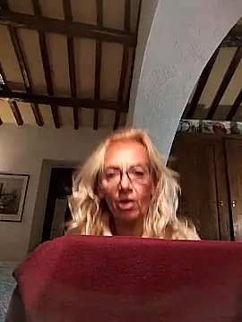 Snapshot of clarabell4 chatting on 10/28/25, 05:04 clarabell4 online show from 10/28/25, 05:04