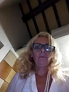 Snapshot of clarabell4 chatting on 10/31/25, 09:38 clarabell4 online show from 10/31/25, 09:38