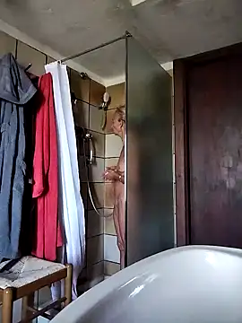 Snapshot of clarabell4 chatting on 11/04/25, 08:13 clarabell4 online show from 11/04/25, 08:13