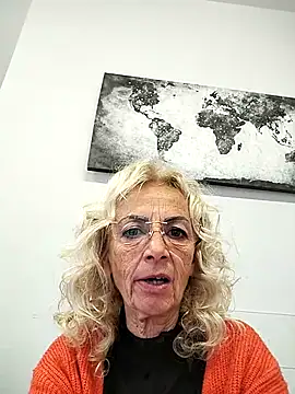 Snapshot of clarabell4 chatting on 11/28/25, 08:39 clarabell4 online show from 11/28/25, 08:39