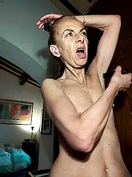 Snapshot of clarabell4 chatting on 12/15/25, 06:39 clarabell4 online show from 12/15/25, 06:39