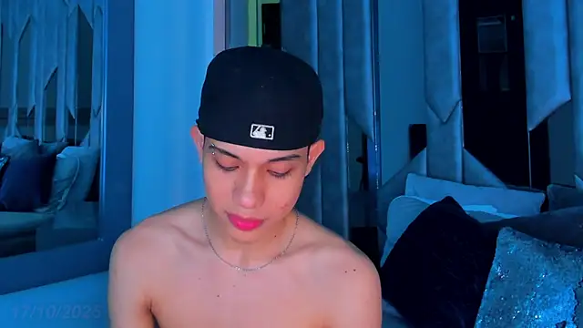 Snapshot of Sebax_Young chatting on 10/17/25, 08:22 Sebax Young online show from 10/17/25, 08:22