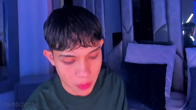 Snapshot of Sebax_Young chatting on 10/19/25, 07:58 Sebax Young online show from 10/19/25, 07:58