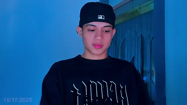 Snapshot of Sebax_Young chatting on 11/16/25, 08:25 Sebax Young online show from 11/16/25, 08:25