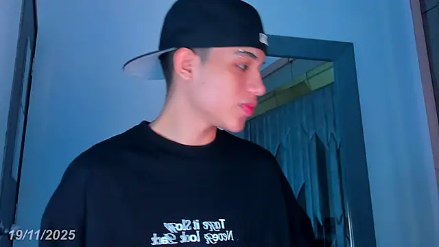 Snapshot of Sebax_Young chatting on 11/19/25, 08:31 Sebax Young online show from 11/19/25, 08:31