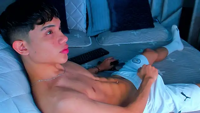 Snapshot of Sebax_Young chatting on 11/25/25, 01:33 Sebax Young online show from 11/25/25, 01:33