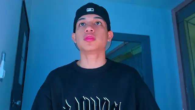 Snapshot of Sebax_Young chatting on 11/30/25, 08:24 Sebax Young online show from 11/30/25, 08:24