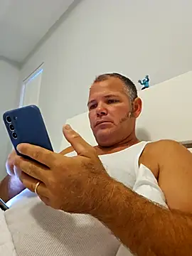 Snapshot of cubanitofeliz40 chatting on 10/21/25, 11:33 cubanitofeliz40 online show from 10/21/25, 11:33