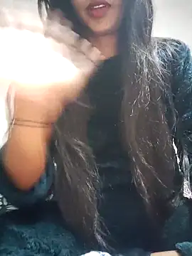 cute radhikaa online show from 12/18/25, 06:36