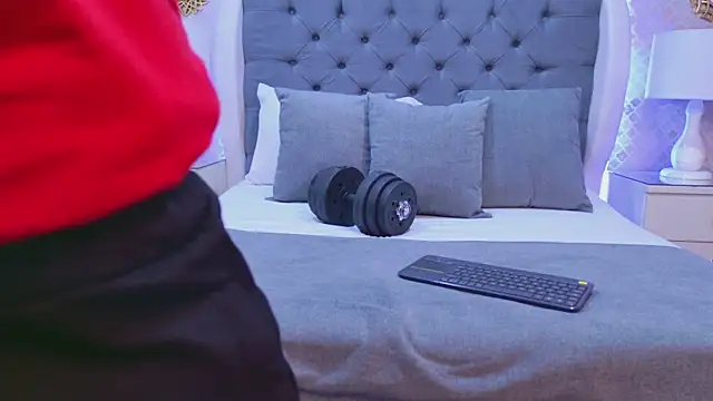 ZoeKrug online show from 12/01/25, 11:48