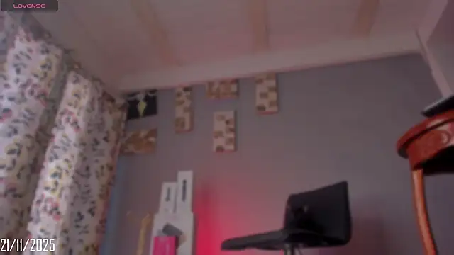 Snapshot of Chloe_cooperr chatting on 11/21/25, 12:59 Chloe cooperr online show from 11/21/25, 12:59